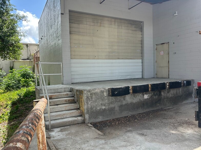 More Photos Of 4504 E Hillsborough Ave, Tampa Showroom For Lease