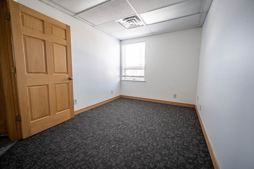 More Photos Of 2504 Ardmore St SE, Grand Rapids Office For Sale