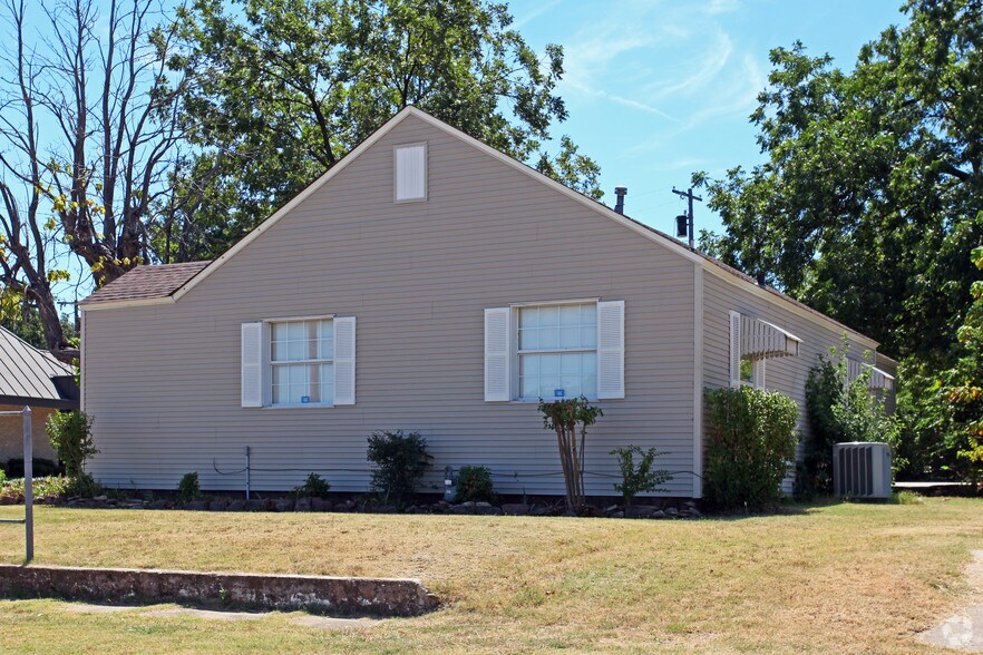 More Photos Of 1408 W Broadway Pl, Ardmore Office For Sale