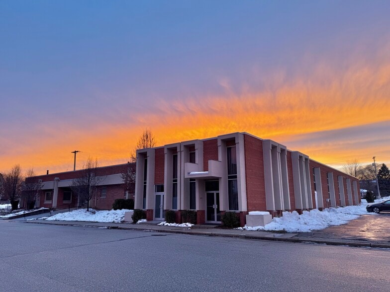 More Photos Of 1411 6th Ave, Grafton Showroom For Sale