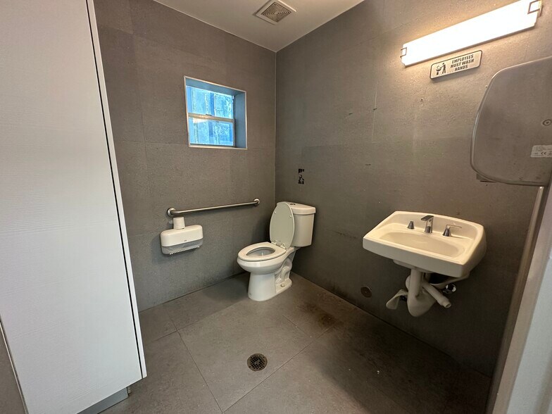 More Photos Of 2040 Washington St, Hollywood Medical For Lease