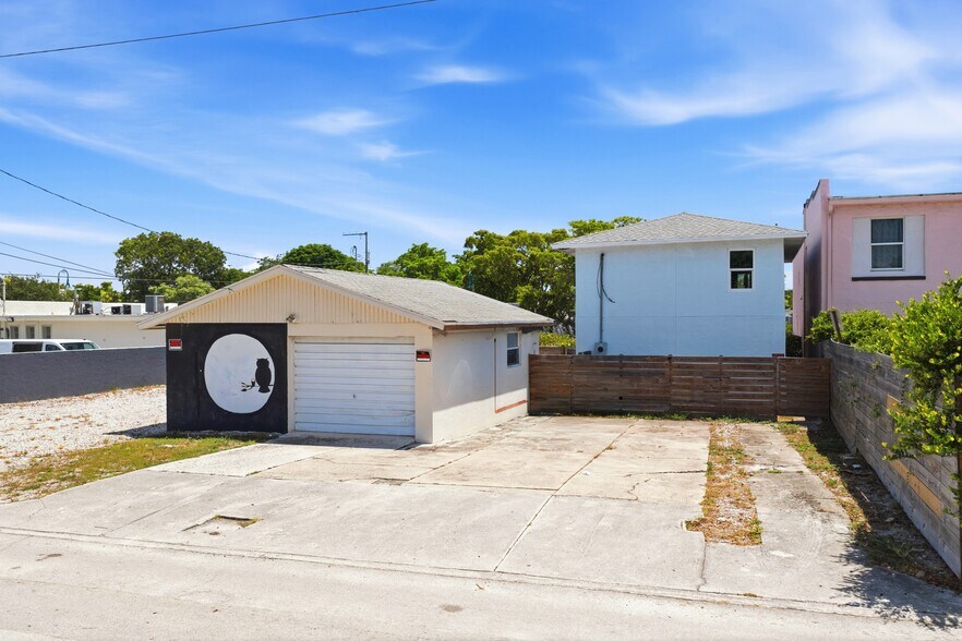 More Photos Of 527 N Dixie Hwy, Lake Worth Bar For Sale