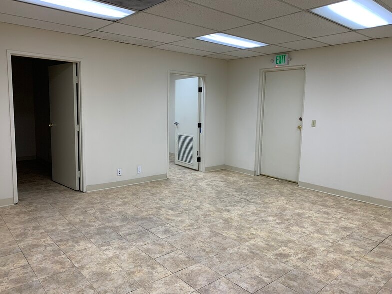 More Photos Of 15044-15054 Keswick St, Van Nuys Warehouse For Lease