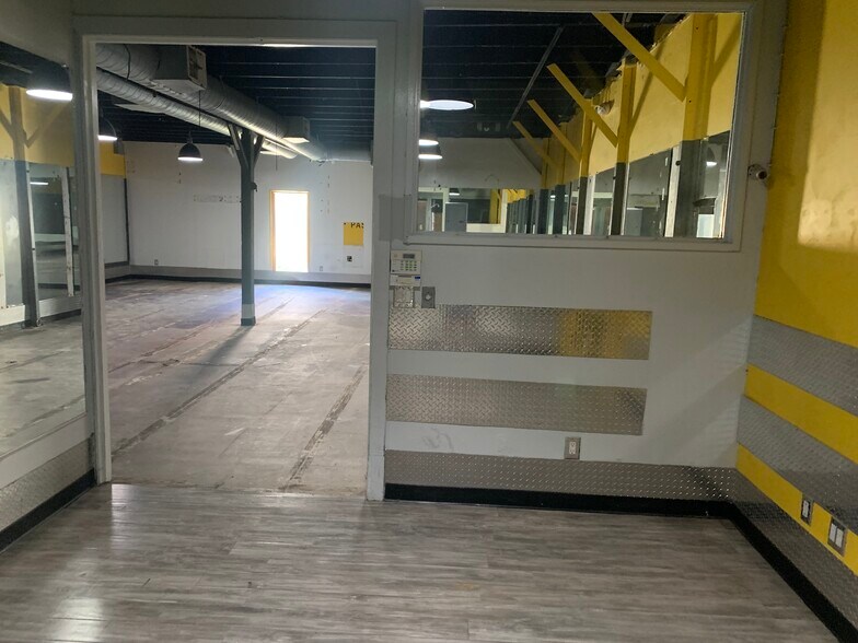 More Photos Of 2003-2011 Main St, Santa Monica Freestanding For Sale