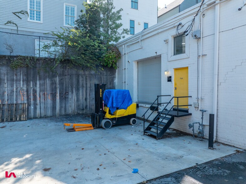 More Photos Of 729-743 Lambert Dr NE, Atlanta Light Distribution For Sale