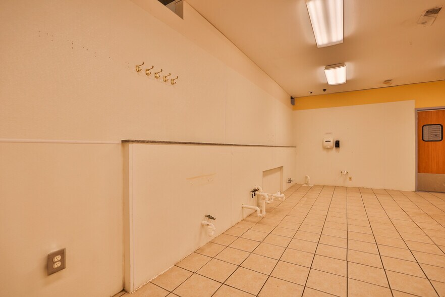 More Photos Of 107 N Bluff Rd, Collinsville Storefront For Sale