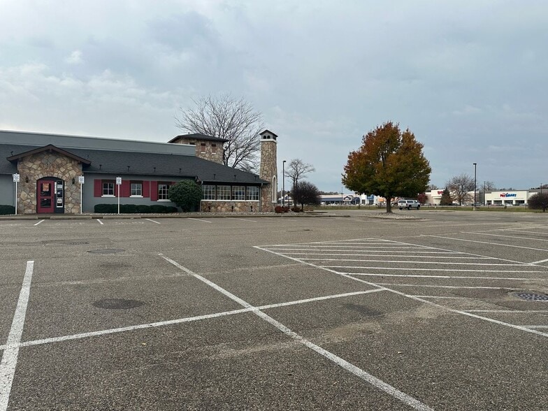 Primary Photo Of 3015 W Shore Dr, Holland Restaurant For Sale