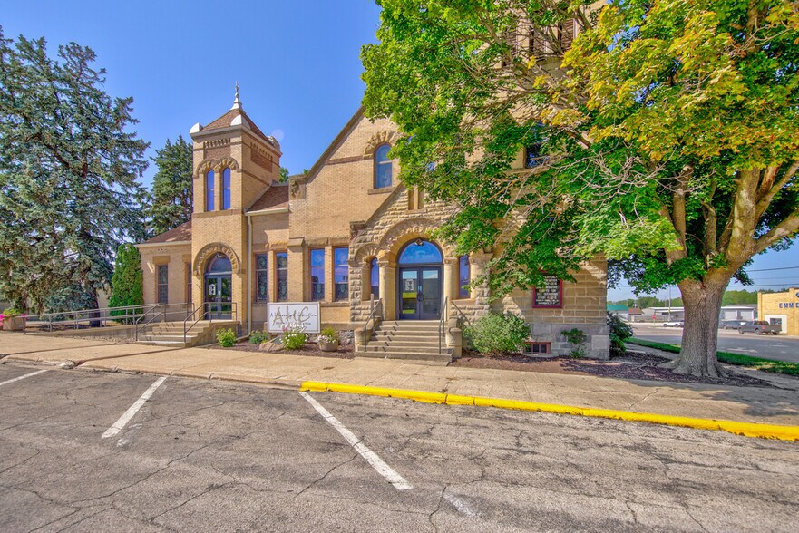 More Photos Of 2001 10th St, Emmetsburg General Retail For Sale