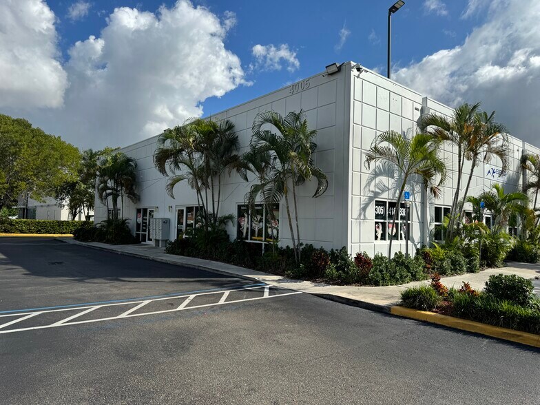 Primary Photo Of 4005 NW 114th Ave, Doral Business Park For Lease