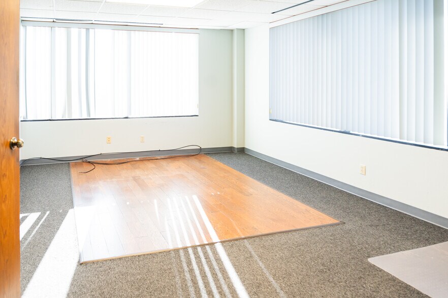 More Photos Of 407 N Cedar Ridge Dr, Duncanville Office Residential For Lease