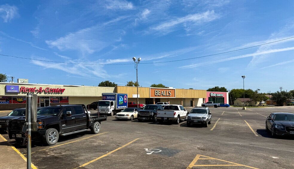 More Photos Of 320-370 Covington St, Hillsboro Unknown For Lease
