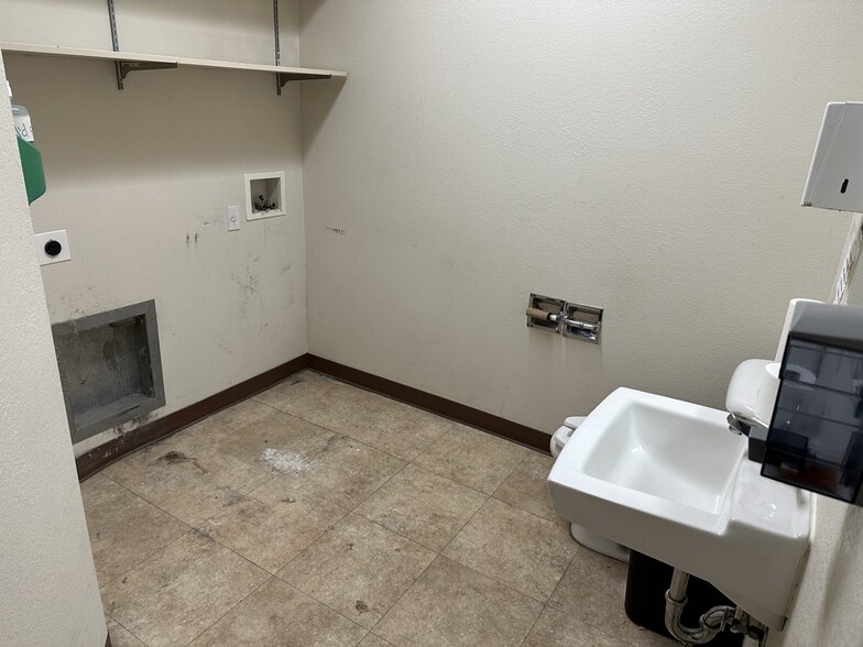 More Photos Of 1640-1670 North Ave, Grand Junction Veterinarian Kennel For Sale