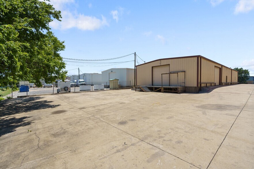 More Photos Of 621 Industrial Blvd, Grapevine Distribution For Lease