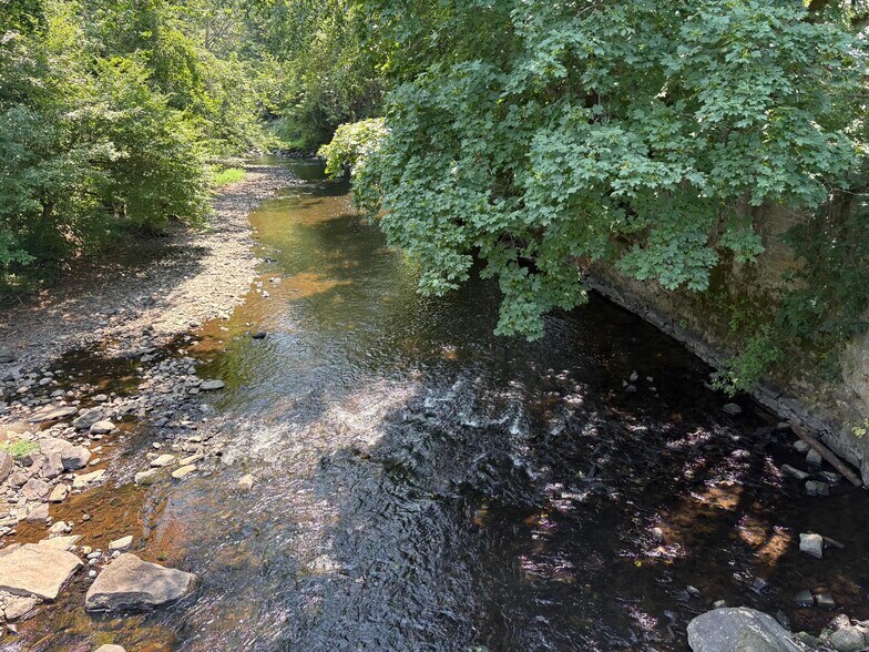 More Photos Of 125 Yantic Rd, Norwich General Retail For Sale