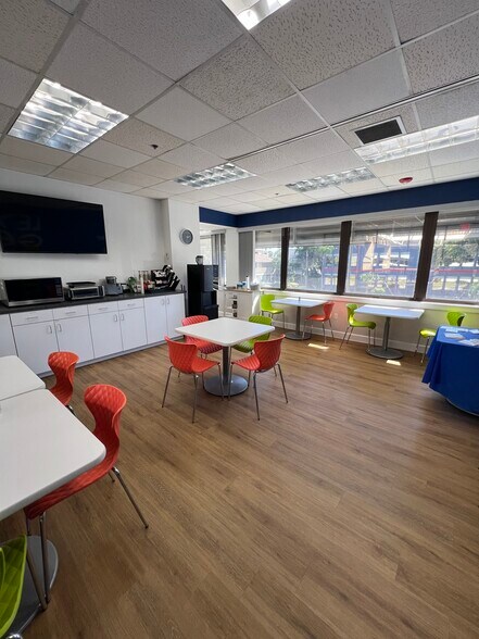 More Photos Of 1751 Mound St, Sarasota Office For Lease