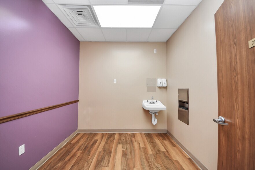 More Photos Of 3521 Town Center Blvd, Sugar Land Medical For Lease