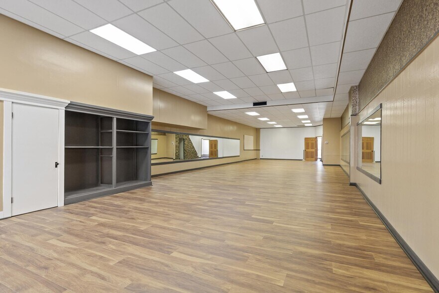 More Photos Of 315 E Main St, Waupun General Retail For Sale