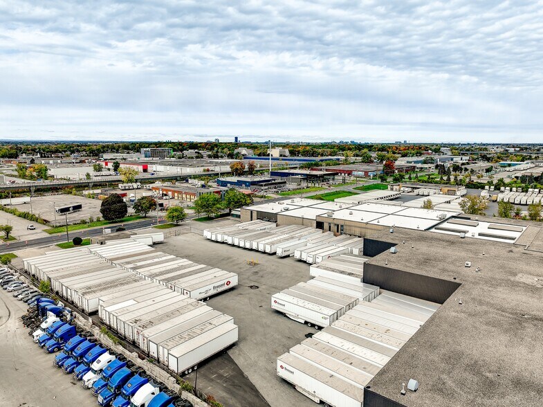 More Photos Of 1660-1700 Boul Hymus, Dorval Warehouse For Lease