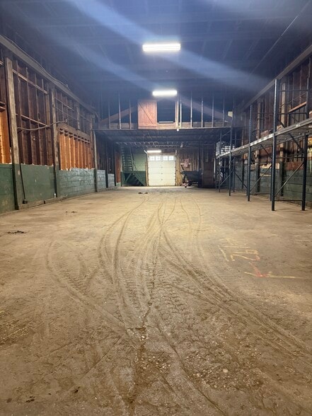 More Photos Of 711 19th St, Rockford Manufacturing For Lease