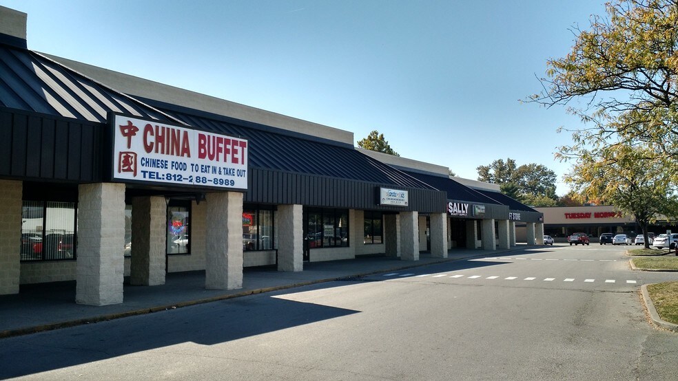 More Photos Of 706 E Lewis & Clark Pky, Clarksville Department Store For Lease