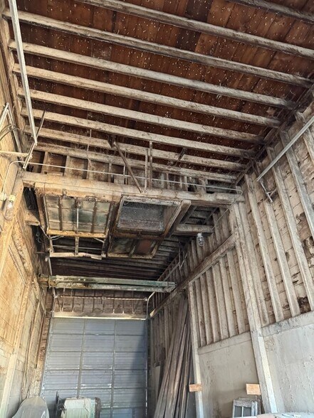More Photos Of 1009 Mills St, Black Earth Warehouse For Sale
