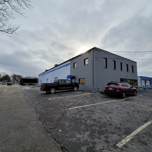 More Photos Of 1300 Jefferson Blvd, Warwick Showroom For Lease