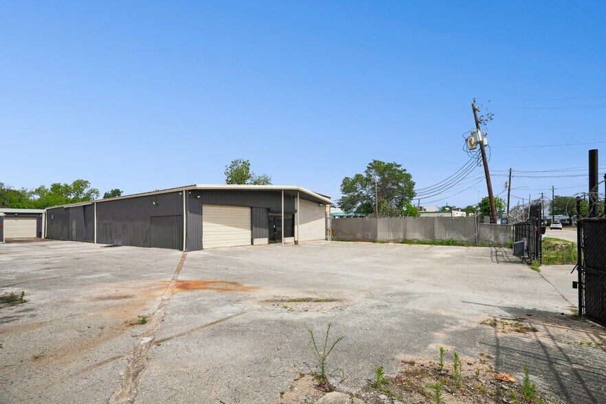 More Photos Of 2920 Golfcrest Blvd, Houston Industrial For Lease