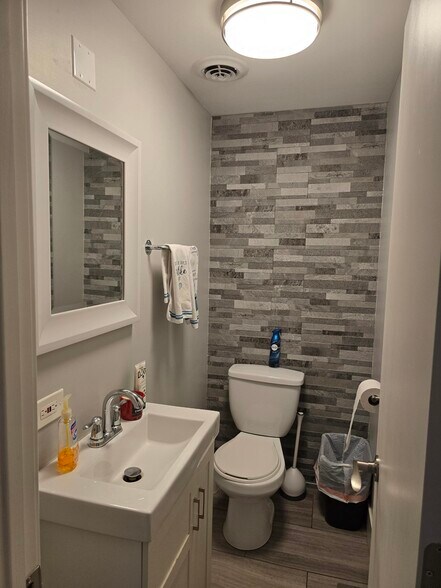 More Photos Of 8030 N Lawndale Ave, Skokie Warehouse For Sale