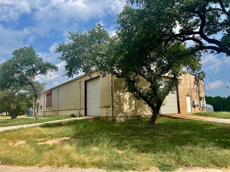 More Photos Of 15402 Dexler Dr, Austin Showroom For Lease