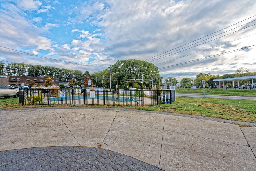 More Photos Of 671 Mariaville Rd, Schenectady Garden Center For Sale