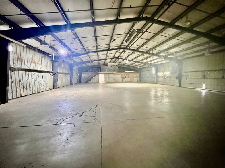 More Photos Of 3150 Metro Pky, Fort Myers Warehouse For Lease