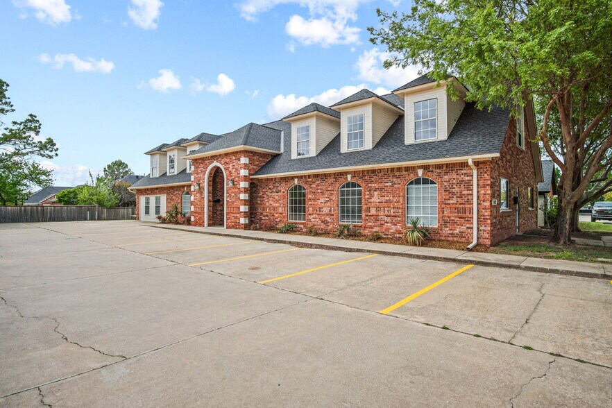 More Photos Of 2412 Palmer Cir, Norman Office For Sale