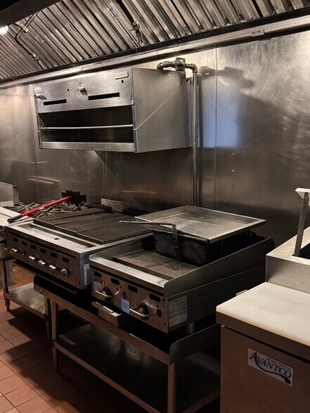 More Photos Of 215 W North Ave, Chicago Restaurant For Lease