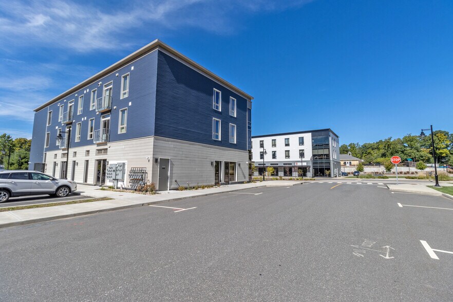 More Photos Of 11 Edgewater Cir, East Hampton Office For Lease