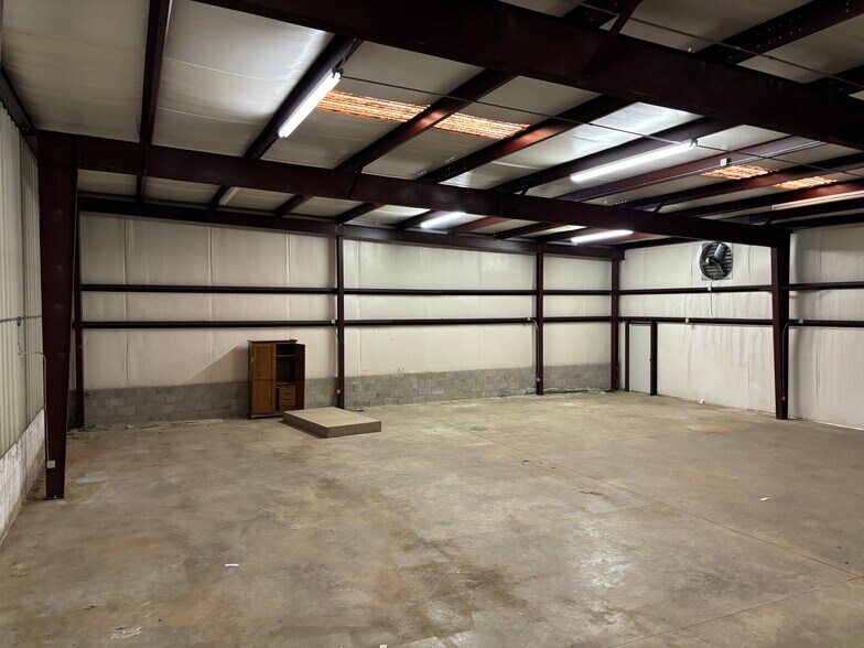 More Photos Of 439 Burton Rd, Lexington Warehouse For Lease
