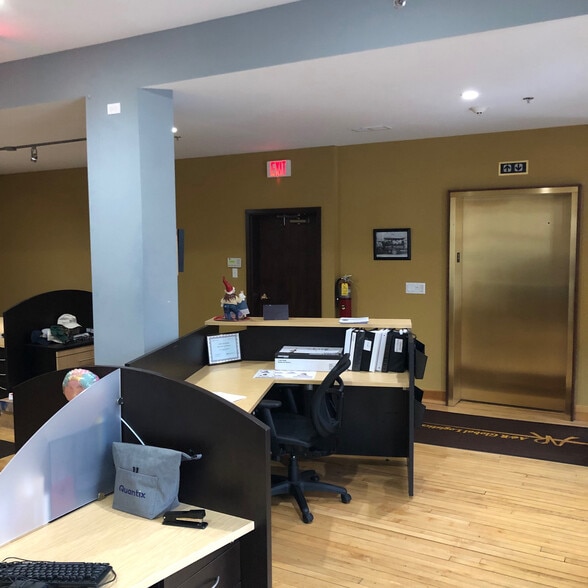More Photos Of 164-166 E Chicago St, Elgin Office For Sale