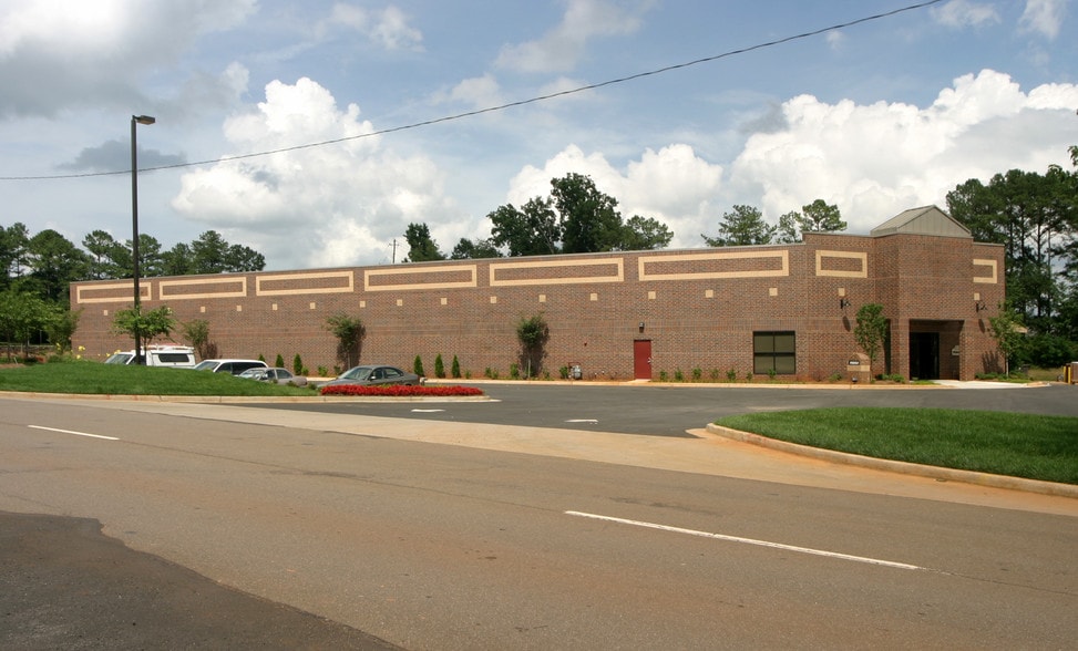 More Photos Of 1890 W Oak Pky, Marietta Showroom For Lease