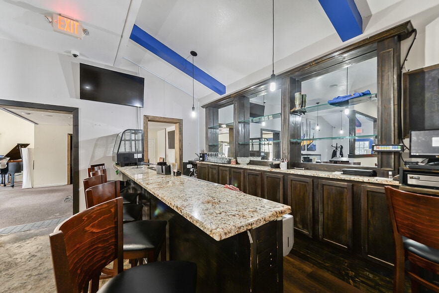 More Photos Of 1220 Bienville Blvd, Ocean Springs General Retail For Lease