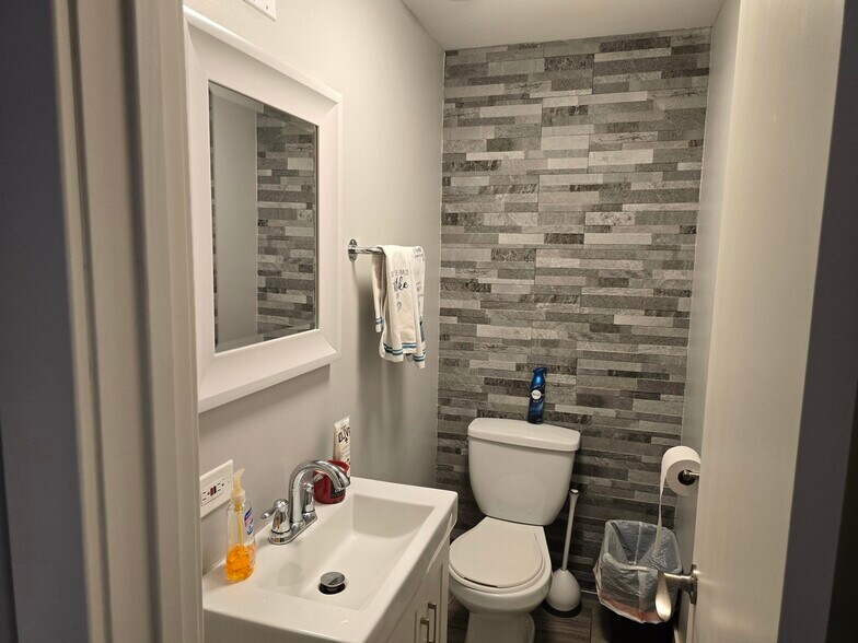 More Photos Of 8030 N Lawndale Ave, Skokie Warehouse For Sale
