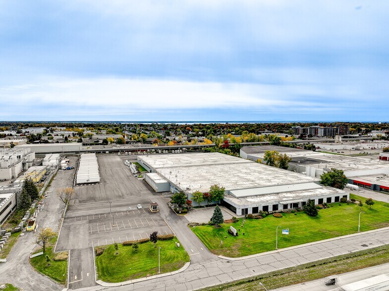 More Photos Of 3000 Aut Transcanadienne, Pointe-claire Distribution For Lease