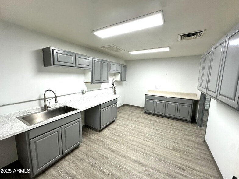 More Photos Of 600 E University Dr, Mesa Medical For Lease