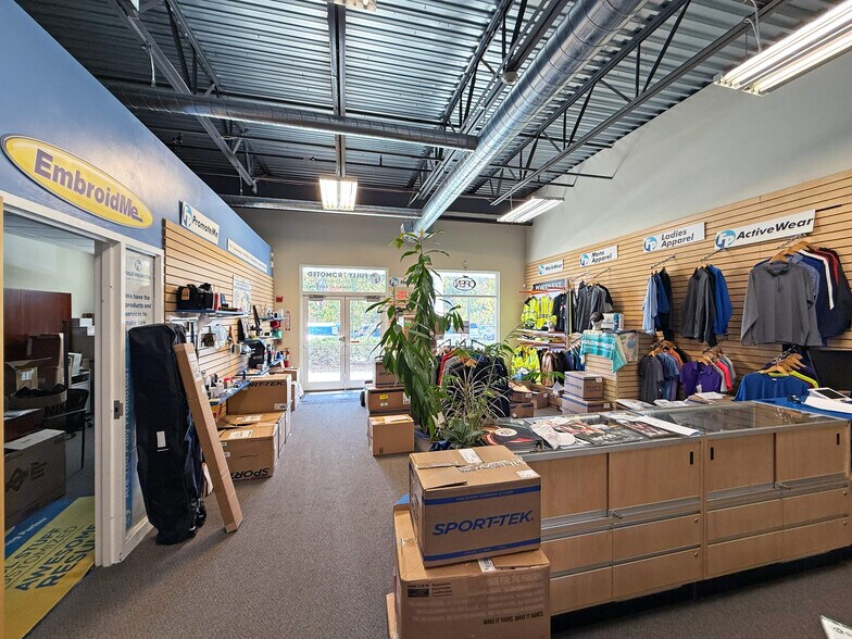 More Photos Of 410 S River Rd, Bedford General Retail For Lease