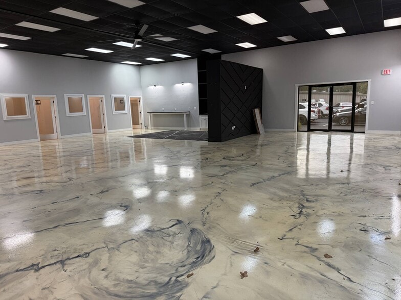 More Photos Of 10400 D Alpharetta St, Roswell Flex For Lease