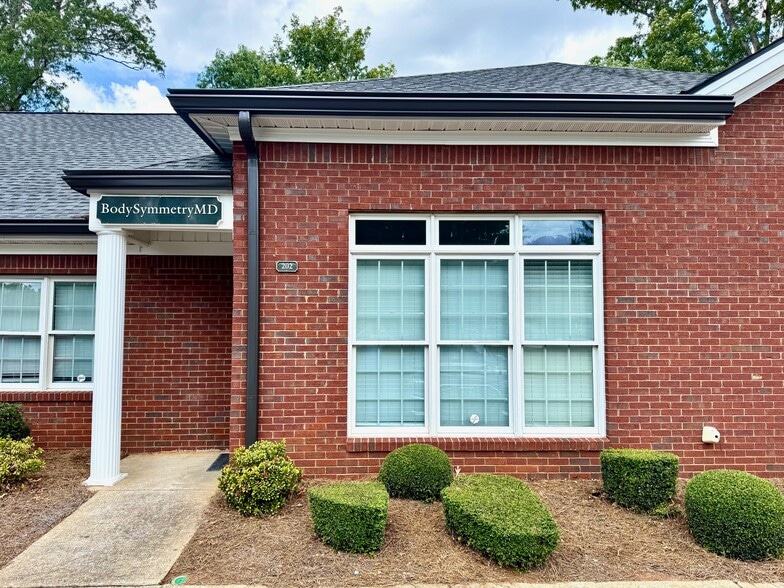 Primary Photo Of 201-204 Bombay Ln, Roswell Medical For Lease
