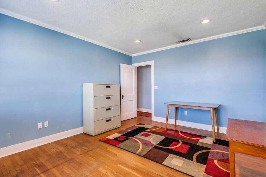 More Photos Of 209 S Main St, Lindale Loft Creative Space For Sale