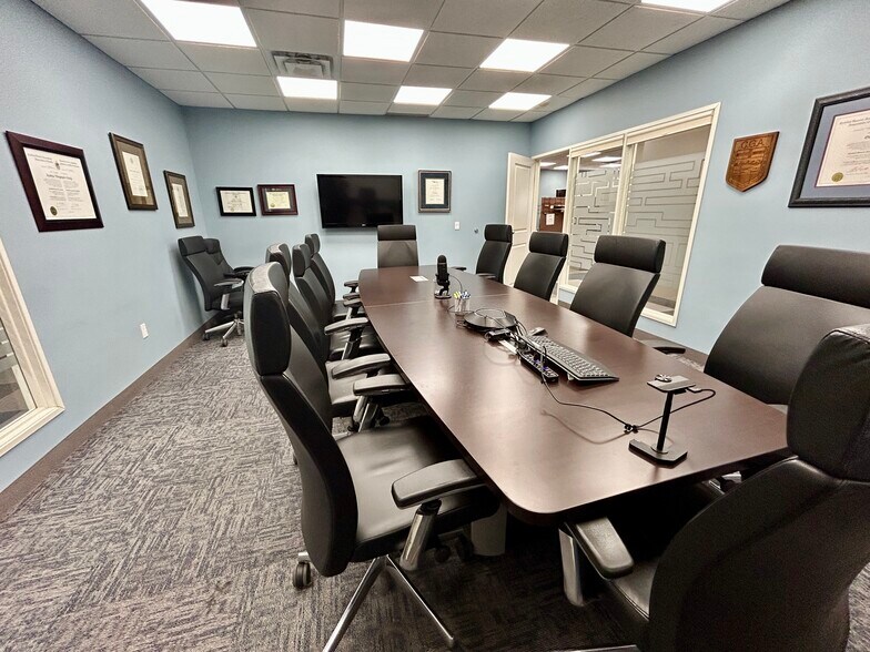 More Photos Of 11812-11820 121 St NW, Edmonton Office For Sale