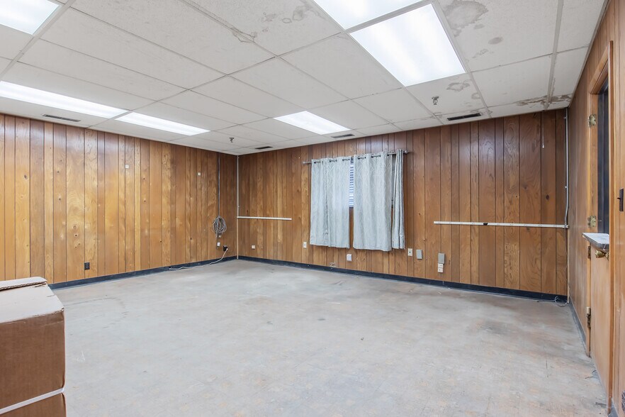 More Photos Of 530 State Fair Blvd, Syracuse Warehouse For Lease