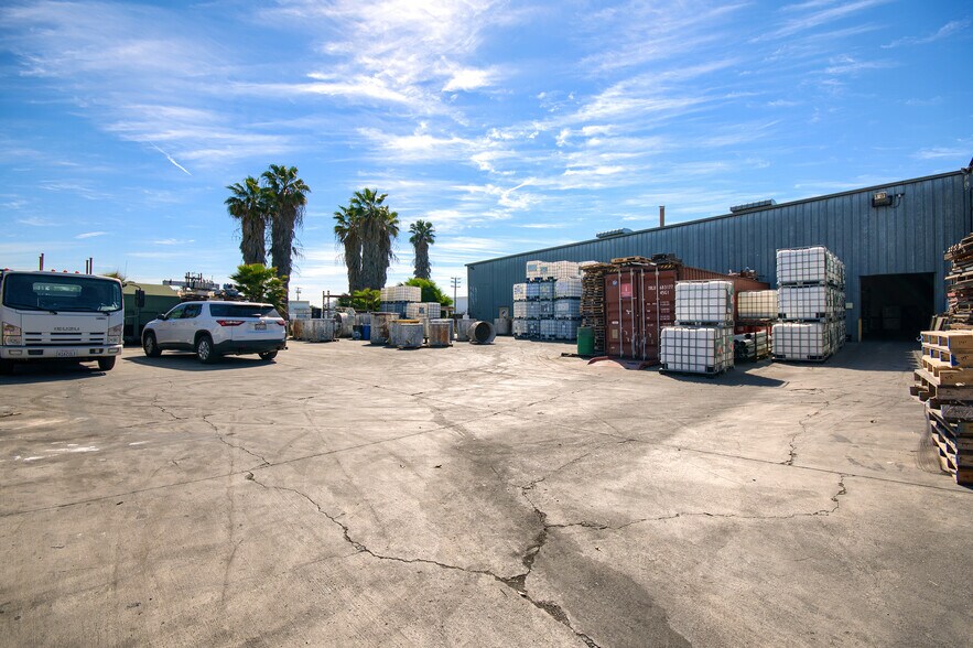 More Photos Of 5928 S Garfield Ave, Commerce Manufacturing For Lease