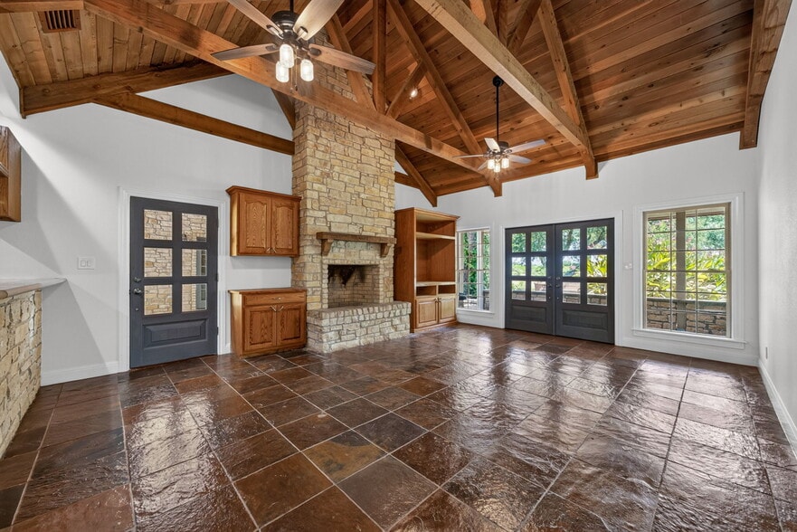 More Photos Of 2234 Highway 90 w, Castroville Flex For Sale