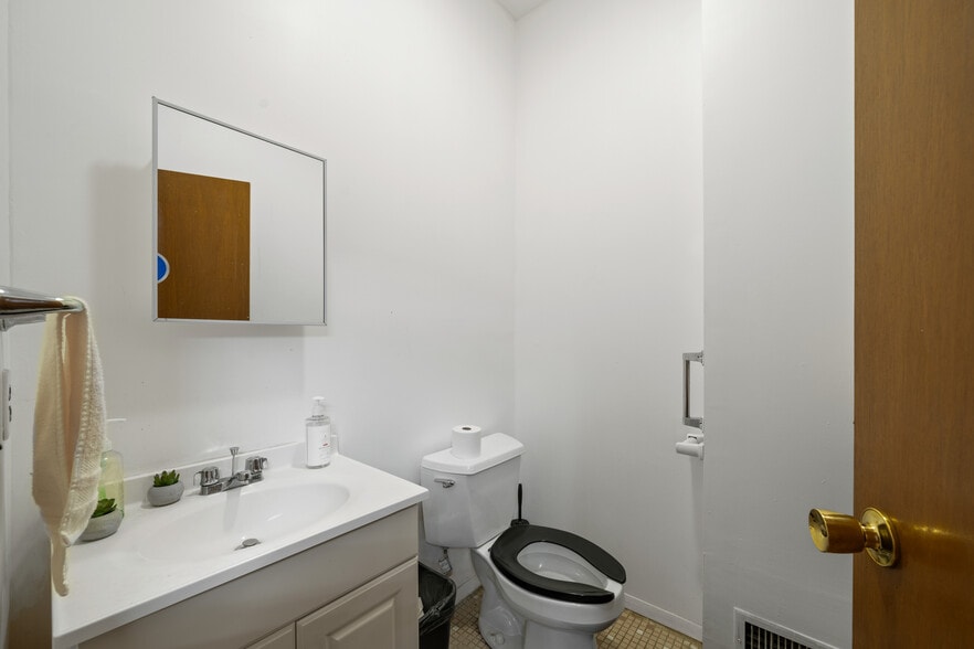 More Photos Of 162 Mallory Ave, Jersey City Office Residential For Sale